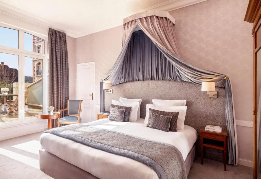 Hotel Barriere Le Royal Deauville Exterior photo
